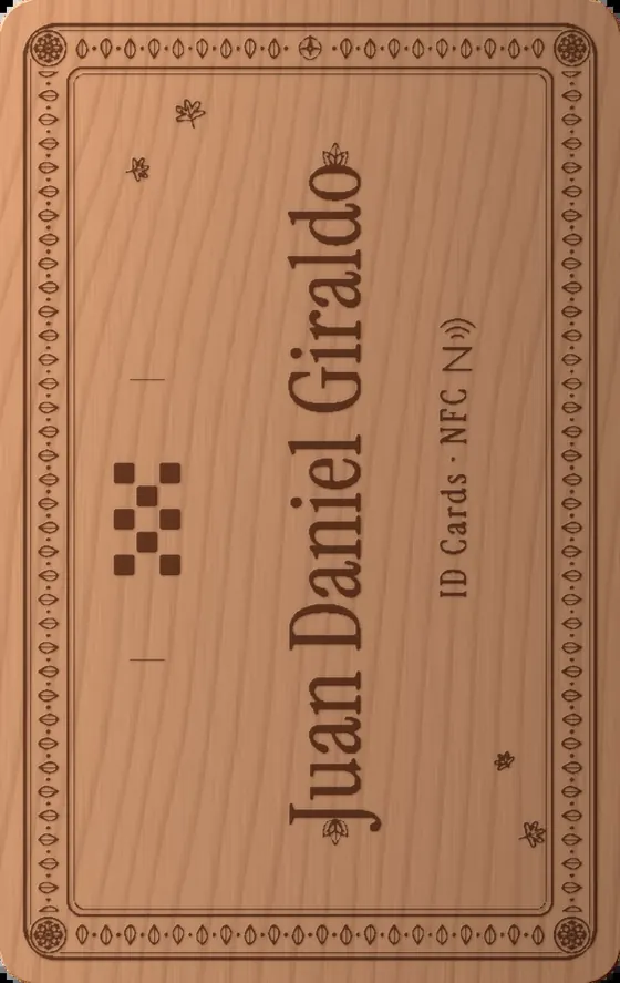 Cara A de una tarjeta de madera con el nombre grabado a láser