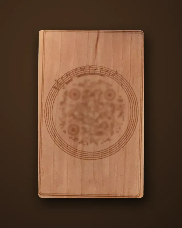 Tarjeta de madera con círculo QR grabado